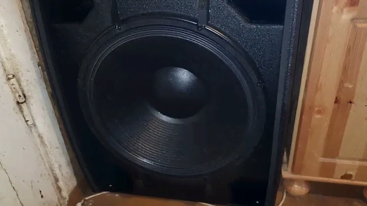 box  LD Systems Stinger Sub 18 G3  speaker RCF L18P400