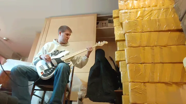 Сравнение звука реплик Flea Bass (пассив) и Fender JazzBass Marcus Miller (актив) в одни настройки.